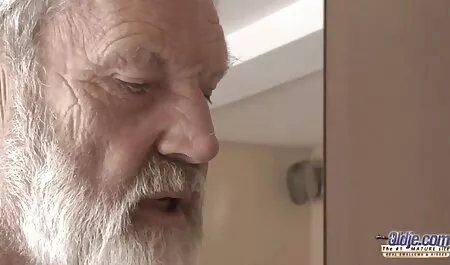 Az retro családi szex aranyos méh szeret maszturbálni a kamera előtt.