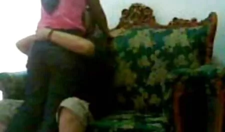 Szőke Macy Dee leveszi a sarkát csaladi dugas a bugyiját, baszik a vibrátor, hogy orgazmus.