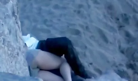 Elegáns barna Milf a nylon élvezi az érzést, a puha bőr kesztyű családiszexvideok