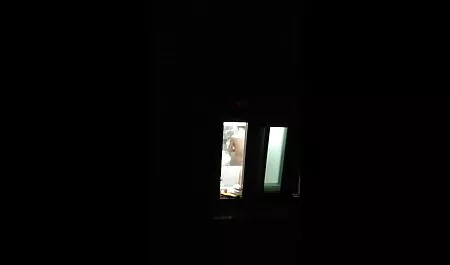 Egy lenyűgöző családi pornó filmek méh maszturbál a kamera előtt.