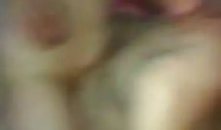 Barna, Nagy Cicik, baszik a hatalmas családi pornó dildó, amíg orgazmus.