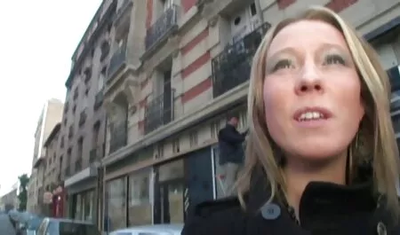 Gyönyörű, tini lány élvezi a mély szopást egy ingyen családi sex nagy fasz
