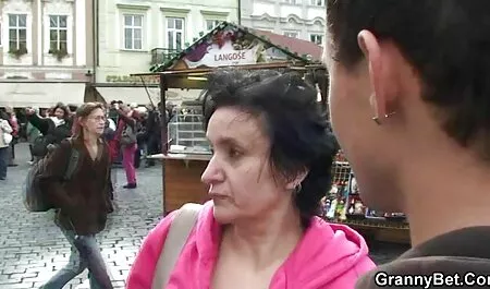 A csaladiszexvideo Pornósztár élvezi a szóló ülés Hitachi.