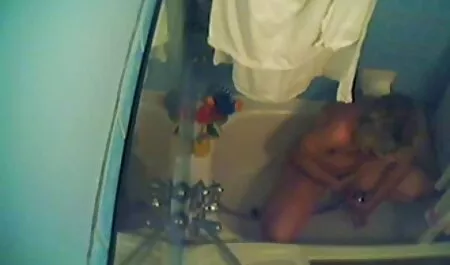Szexi családi szex pornó MILF férje sonia lehetővé teszi, hogy szopni egy furcsa polcon.