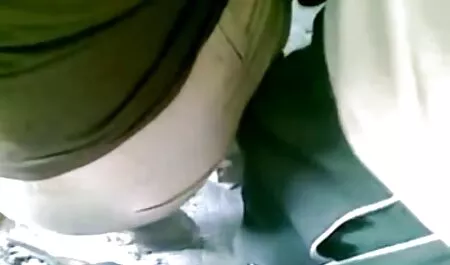 hagyja, hogy a fekete csaladi porno ingyen kakas jöjjön fel a seggébe.