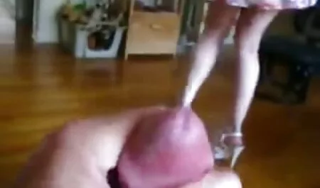Egy fiatal, egyenes barna ujjaival baszik családi szex pornó magát.