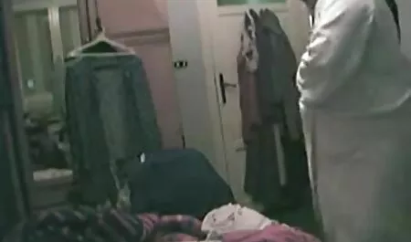 Sötét hajú jenkik maszturbálni. családi pornó