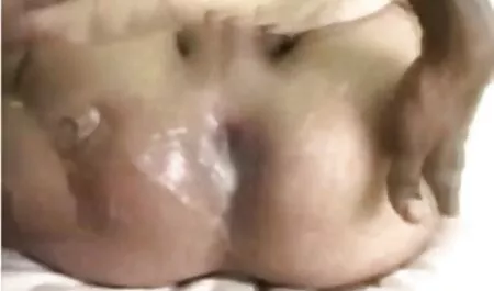 A fiatal csaladiszexvideo nő szopást ad a barátjának Amatőr videóban.