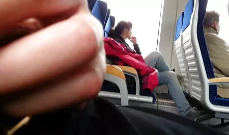 Egy nagy fekete kakas egy nedves ázsiai punci, interracial, kemény családiszexvideo fasz.
