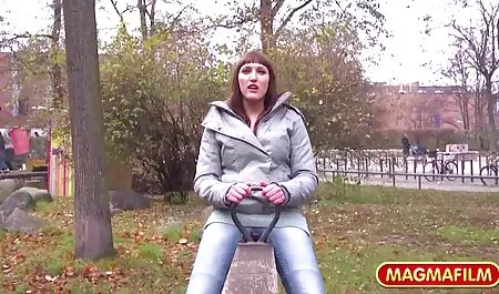 Oldnanny nagyi egyedül játszik a konyhában. családi szex videók