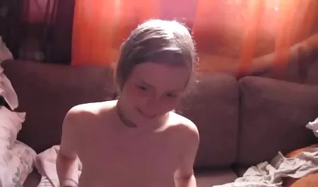 Egy gyönyörű lány szar Snapchat egy esős napon. Triss egy boszorkány. ingyen pornó családi