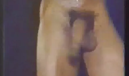 Két dögös csaj úgy dönt, hogy csaladi porno ingyen szórakozásból megosztja barátját.