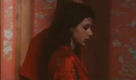 Az aranyos lány megmutatja családi szexvideo nedves punciját a kamera előtt.