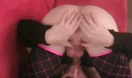A brit Tinka nagy labdát akar egy amatőr videóban. ingyen családi szex videók